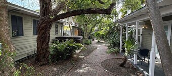 Ibis Suite | Bright Hideaway, Hot Tubs, Steps from Duval!