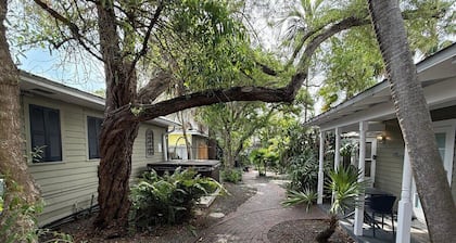 Ibis Suite | Bright Hideaway, Hot Tubs, Steps from Duval!