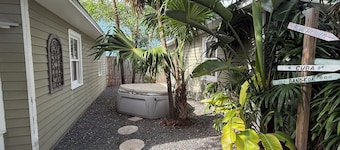 Ibis Suite | Bright Hideaway, Hot Tubs, Steps from Duval!