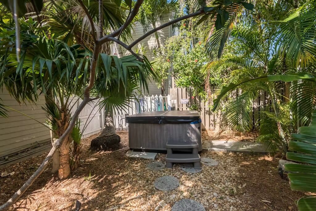 Tina de hidromasaje al aire libre