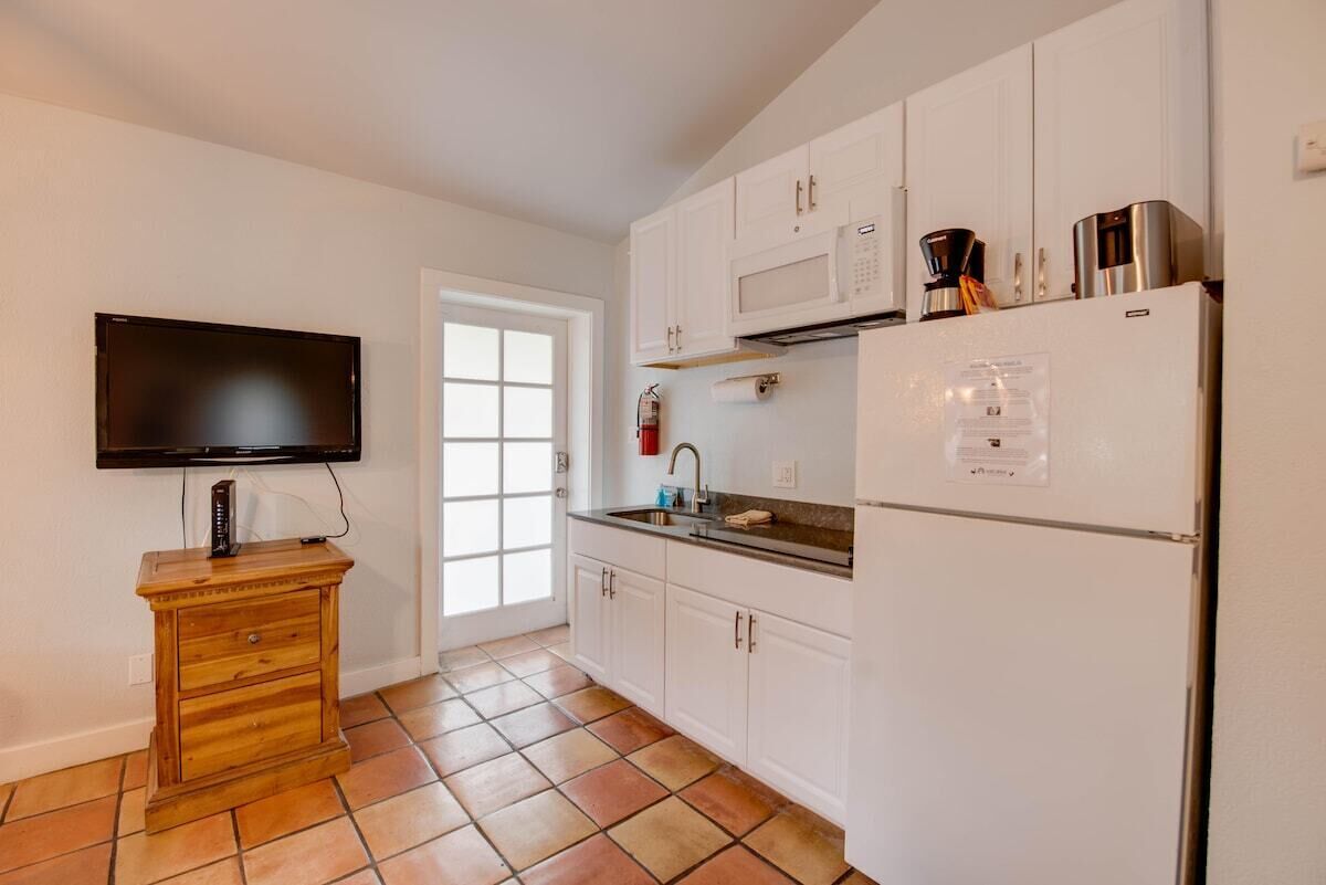 Réfrigérateur, micro-ondes, plaque de cuisson, cafetière/bouilloire