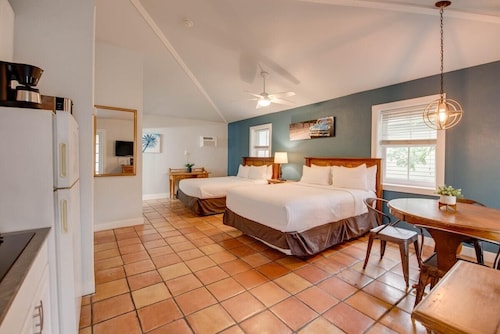 Pelican Suite | Cozy Cottage, Hot Tubs, Close to D