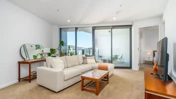 Una Smart TV, libros, una oficina