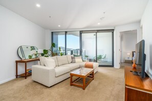 Smart-TV, Bücher, Arbeitsbereiche