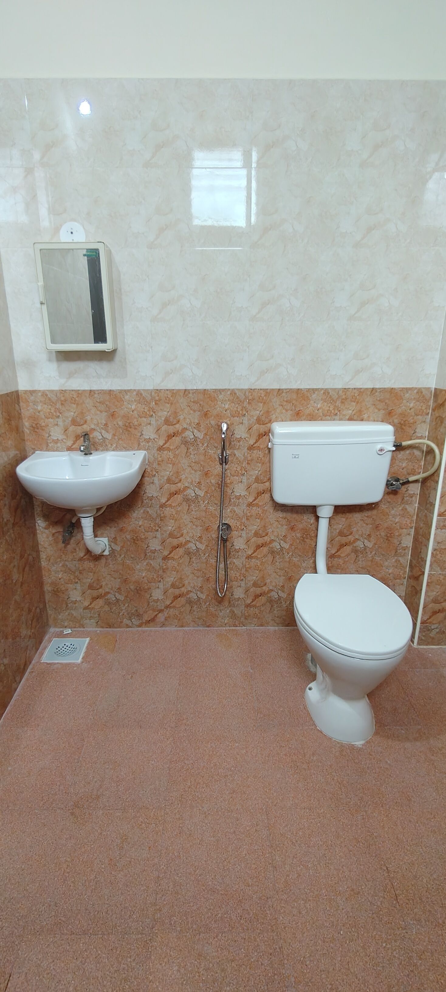 Kylpyhuone, jossa on pesuallas, wc ja suihku.