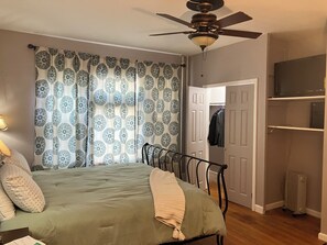 2 عدّة غرف نوم وسرير سفر وواي فاي وملاءات أسرّة