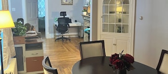 Charming Ground floor 2-bedroom apartment with WiFi, AC in tranquil Glens Falls