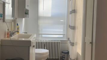 Toallas, jabón, papel de baño