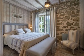 1 غرفة نوم وخزنة داخل الغرفة ومكتب ومكواة/لوح كي