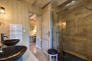 Douche, articles de toilette écologiques, séchoir à cheveux