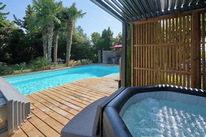 من حمّامات السباحة المغطاة، حمّام سباحة خارجي