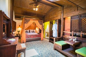 Individually decorated, individually furnished, free WiFi, bed sheets - Big Tree Guesthouse (Lijiang)