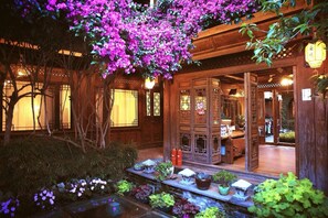 Exterior - Big Tree Guesthouse (Lijiang)