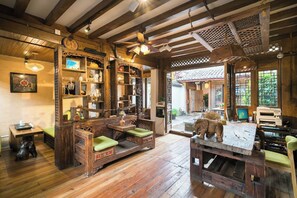 Reception - Big Tree Guesthouse (Lijiang)