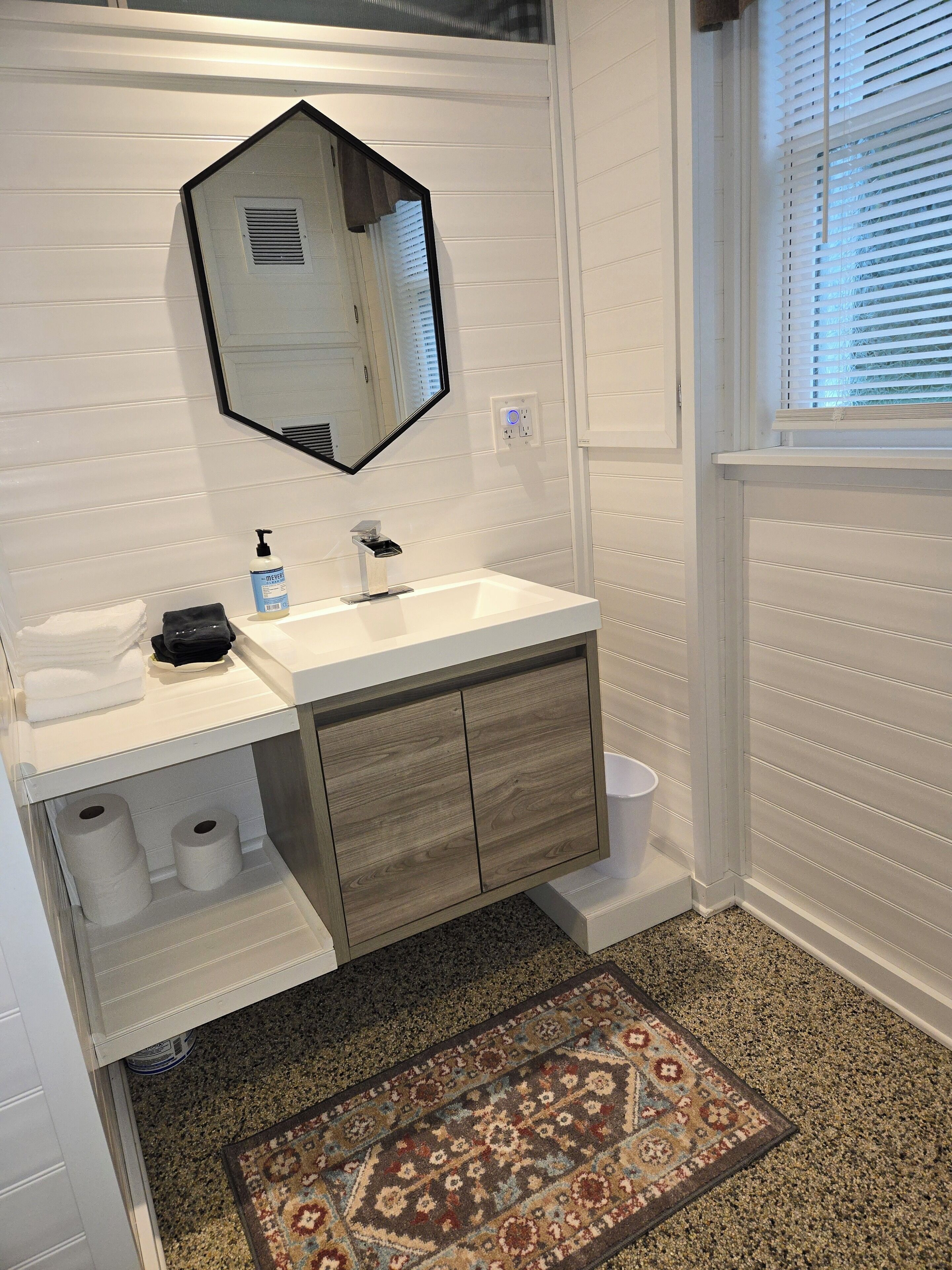 ヘアドライヤー、タオル、石鹸、シャンプー