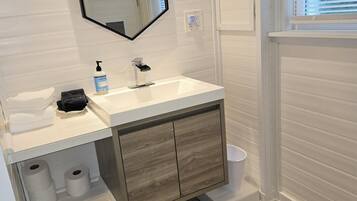 SĂšche-cheveux, serviettes fournies, savon, shampoing