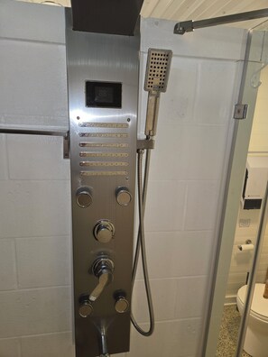 Haartrockner, Handtücher, Seife, Shampoo