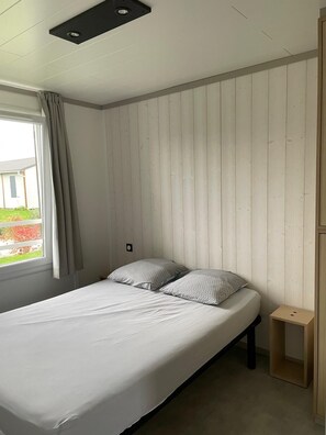 3 quartos, ferros/tábuas de passar roupa, berço de viagem