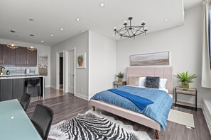 Suíte exclusiva, várias camas, cozinha, vista para a cidade | 1 quarto, individualmente decorados, individualmente mobiliados