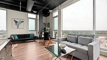 Deluxe suite, Meerdere bedden, keuken, uitzicht op de stad | Woonruimte | Een 46-inch flatscreentelevisie met satellietzenders, Netflix en Hulu