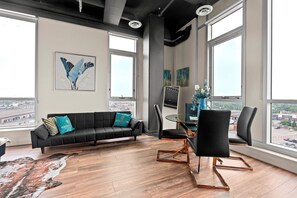 Suíte luxo, várias camas, cozinha, vista para a cidade | Sala de jantar