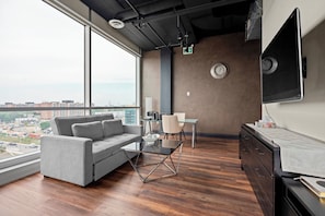 Deluxe-Suite, Mehrere Betten, Küche, Stadtblick | Wohnbereich | 46-Zoll-Flachbildfernseher mit Satellitenempfang, Netflix, Hulu