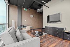 Suite Deluxe, varias camas, cocina, vistas a la ciudad | Zona de estar | Una televisión de pantalla plana, Netflix, Hulu, servicios de streaming