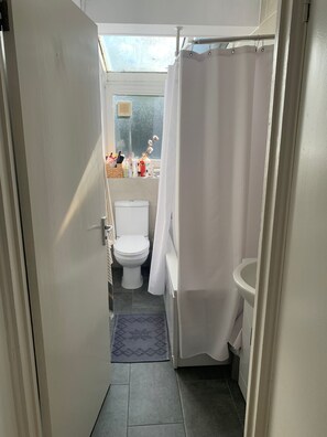 Haartrockner, Handtücher, Seife, Toilettenpapier