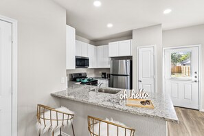 Fridge, microwave, oven, stovetop - Charming 3-bedroom house with WiFi and AC in tranquil San Antonio (San Antonio)