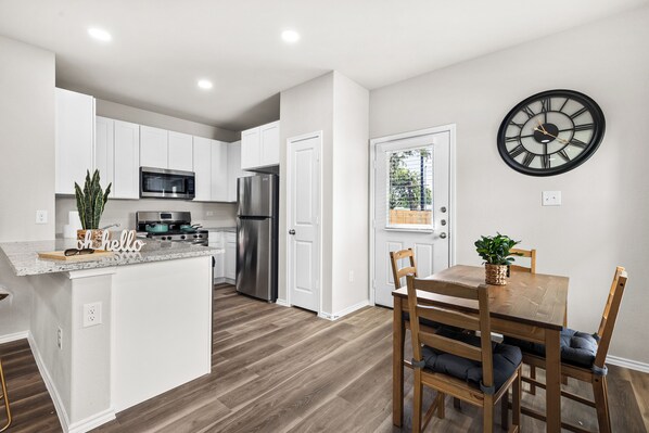 Dining - Charming 3-bedroom house with WiFi and AC in tranquil San Antonio (San Antonio)