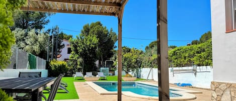 Una piscina al aire libre