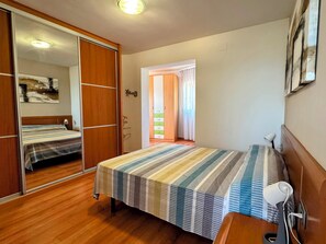 3 quartos, ferros/tábuas de passar roupa, Wi-Fi, roupa de cama