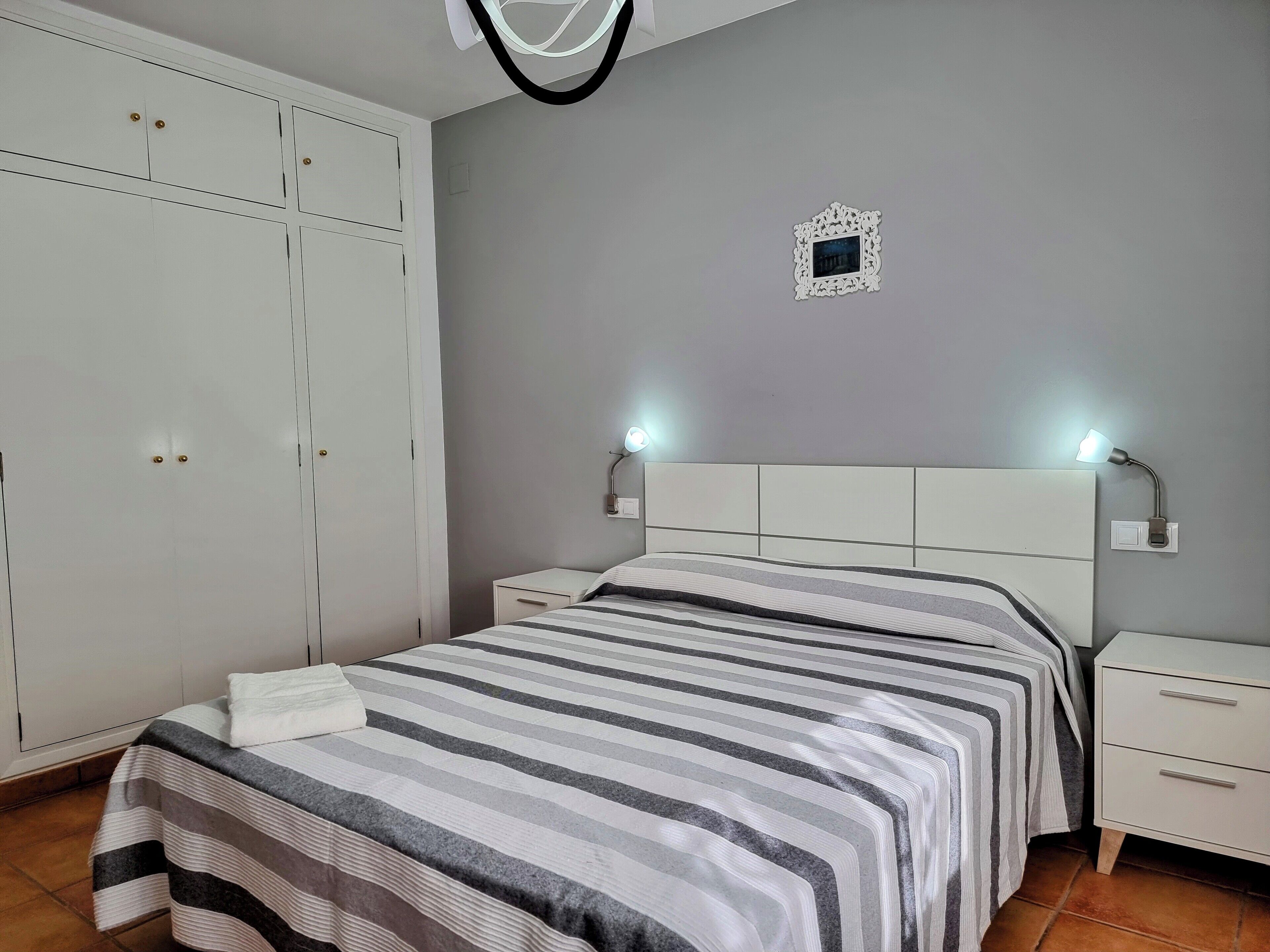3 slaapkamers, een strijkplank/strijkijzer, wifi, beddengoed