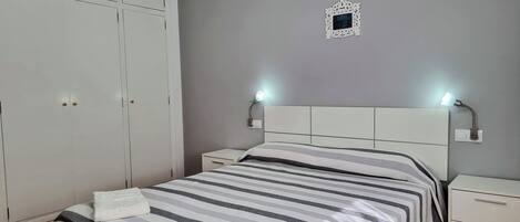 3 slaapkamers, een strijkplank/strijkijzer, wifi, beddengoed