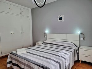 3 bedrooms, iron/ironing board, WiFi, bed sheets - VILLA ARISTEUS. Cozy house for 8 people with private pool. (Les Tres Cales)