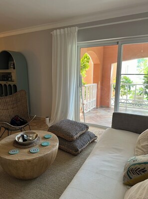 TV, books - Charming, boho 2-bedroom apartment in Punta Cana 100m from the beach (Punta Cana)