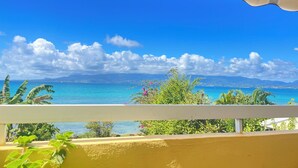 A balcony with a view of the sea and mountains. - Chez Marguerite by Magcar (Le Gosier)