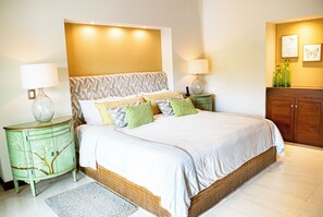 3 soveværelser, pengeskab på værelset, skrivebord, strygejern/strygebræt