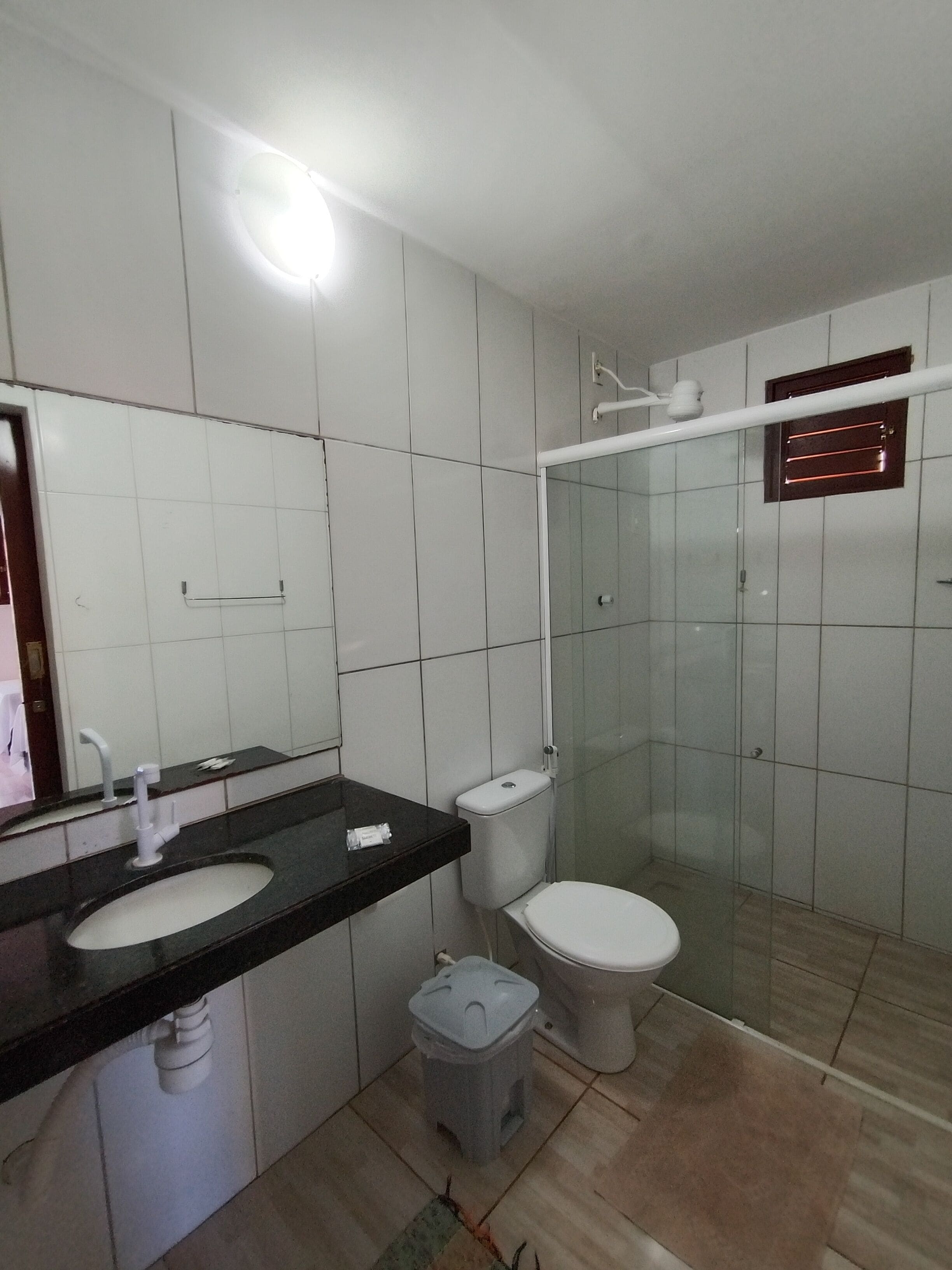 Quarto triplo standard | Banheiro | Chuveiro, toalhas de banho, sabonete, papel higiênico
