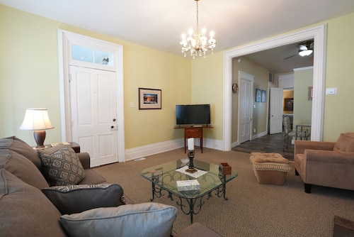 Cozy 1-bedroom apartment in charming Maysville - Apt B