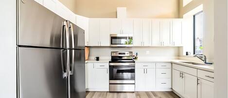 Refrigerador, microondas, horno y parrilla de estufa