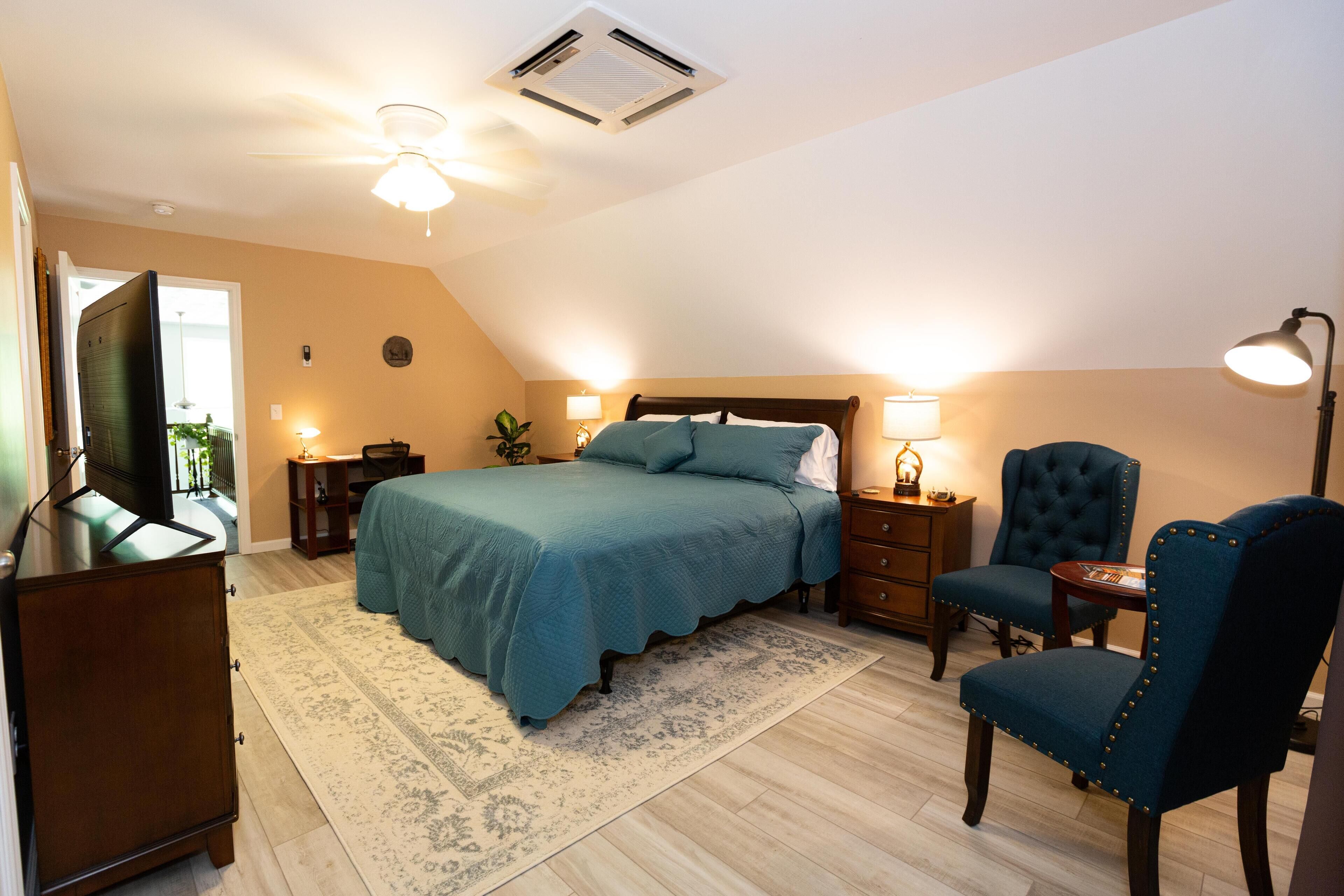 4 habitaciones, escritorio y tabla de planchar con plancha 