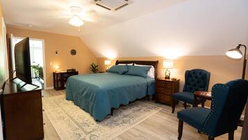 4 habitaciones, escritorio y tabla de planchar con plancha