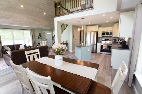 Welcome to Twin Creeks. Private Chalet with hot tub - 11 minute to Bristol Mtn! 