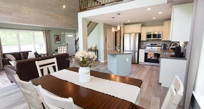 Welcome to Twin Creeks. Private Chalet with hot tub - 11 minute to Bristol Mtn!