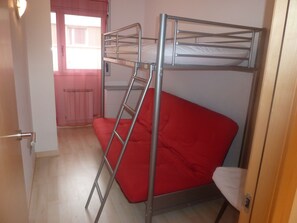 3 habitaciones y tabla de planchar con plancha