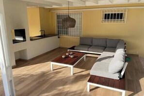 TV - Kas di Rosa, 8p luxury villa, private pool, large outdoor area (Grote Berg)