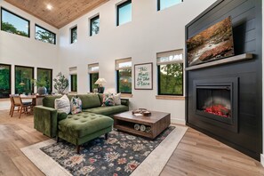 TV, fireplace - Newly built modern cabin with great views.  Minutes to Dollywood & Parkway. (Sevierville)