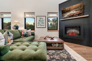 TV, fireplace - Newly built modern cabin with great views.  Minutes to Dollywood & Parkway. (Sevierville)