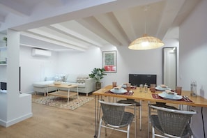 Dining - Cozy apartment in the Eixample neighborhood (Barcelona)